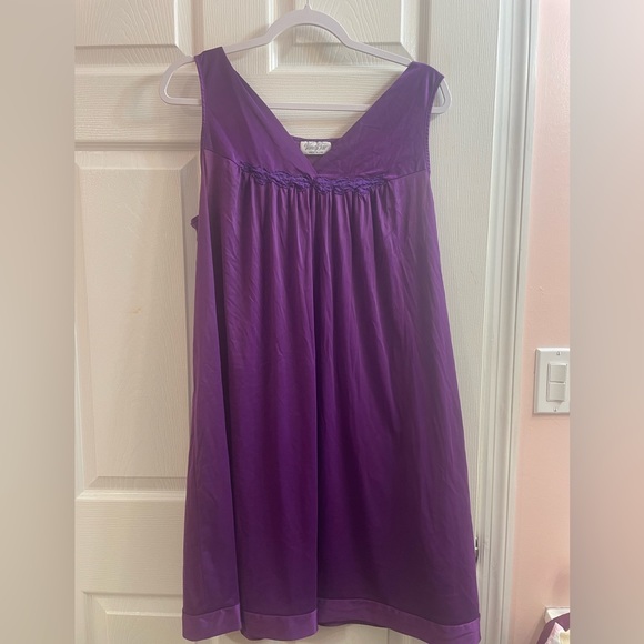 Vintage Vanity Fair Slip - Picture 1 of 4